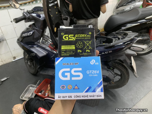 Thay bình ắc quy xe máy bao nhiêu tiền - 2
